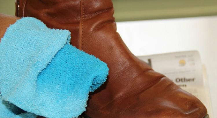 Ako odstrániť škrabance z topánok alebo kožených búnd sami?